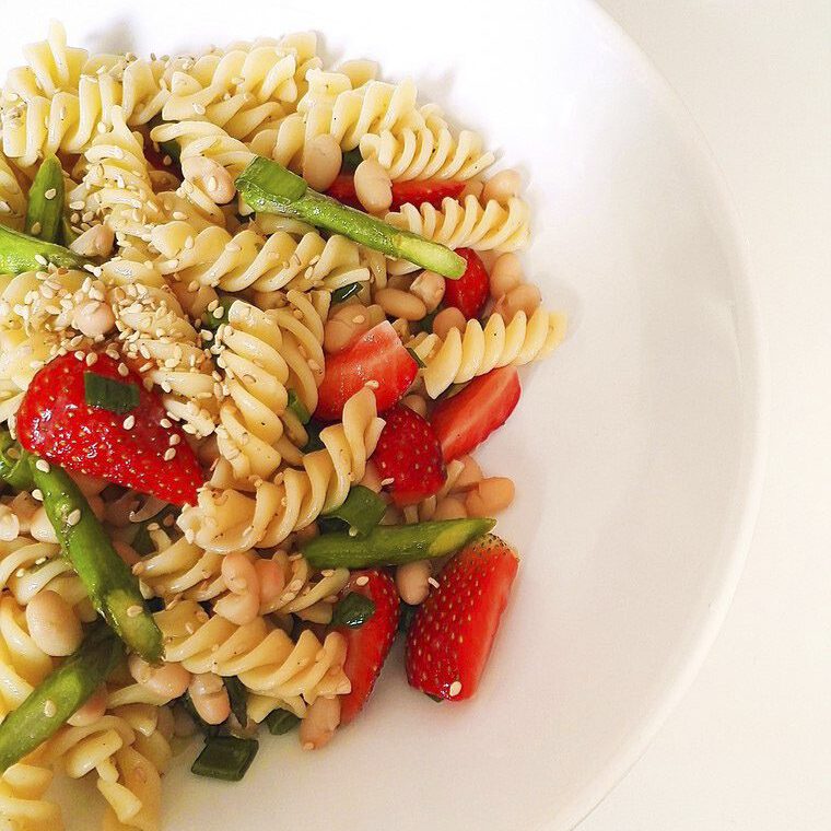 Nudelsalat mit grünem Spargel und Erdbeeren | 15 Minuten Rezept Nudelsalat mit grünem Spargel und Erdbeeren | 15 Minuten Rezept