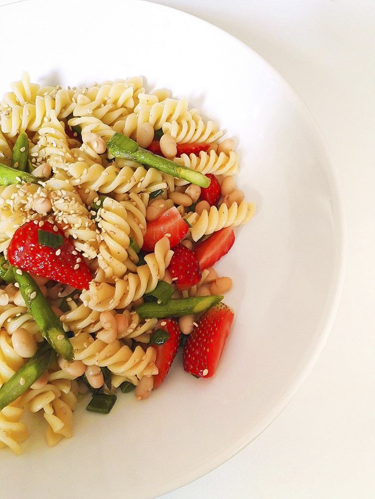 Nudelsalat mit grünem Spargel und Erdbeeren