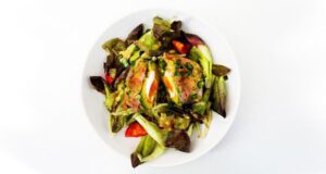 The Rolling Stone aus Avocado, Bacon und pochiertem Ei mit Salat und Senfdressing