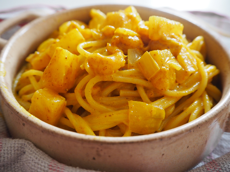spaghetti mit curry-garnelen-sauce und ananas
