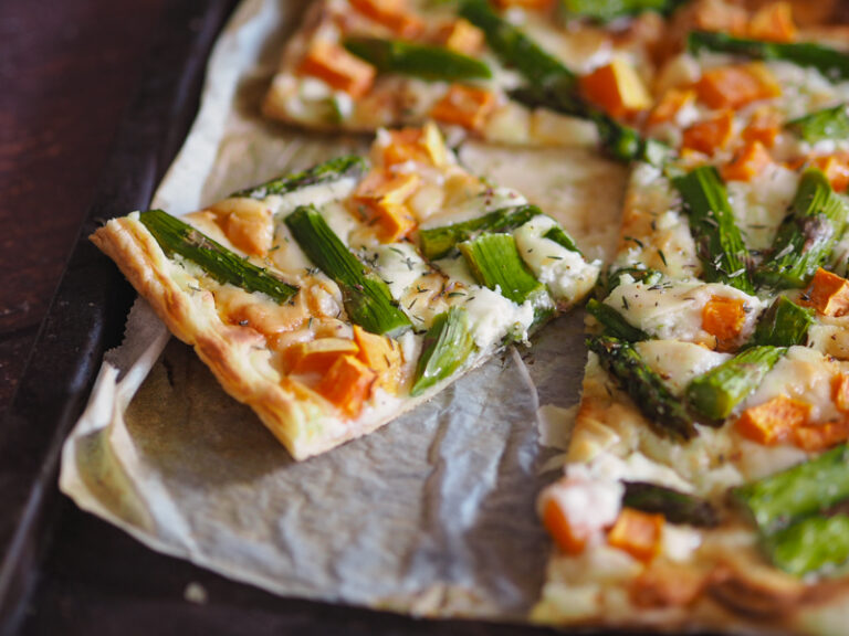 Schnelle Blätterteigtarte mit grünem Spargel und Ziegenkäse
