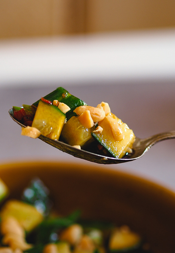 Asiatischer Gurkensalat mit Chili und Erdnüssen – 5-Minuten-Rezept