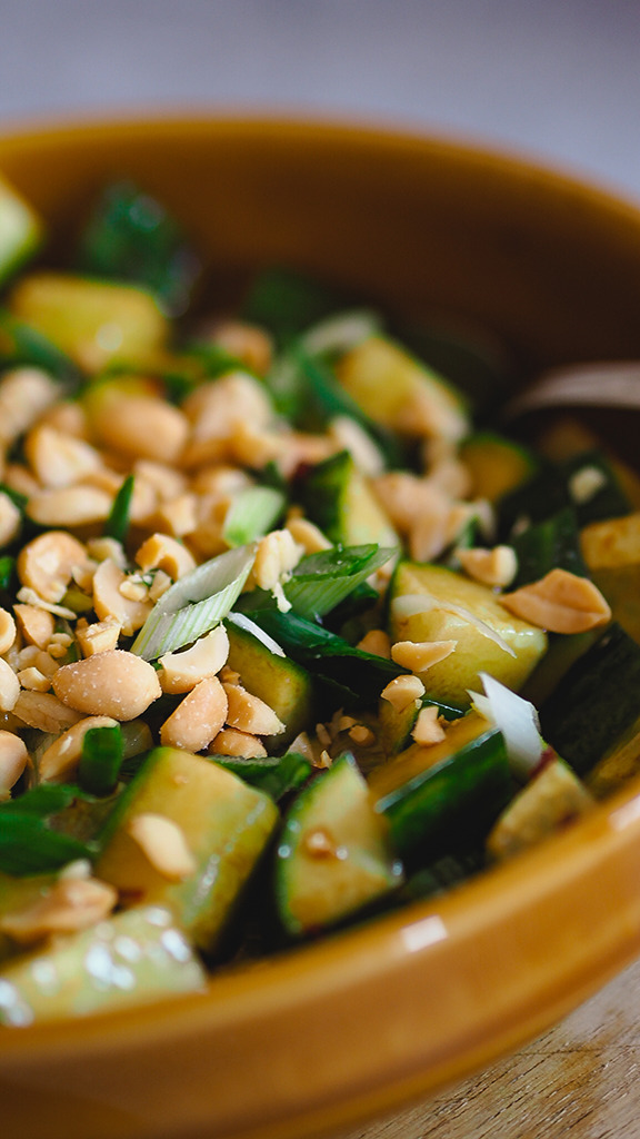 Asiatischer Gurkensalat mit Chili und Erdnüssen – 5-Minuten-Rezept